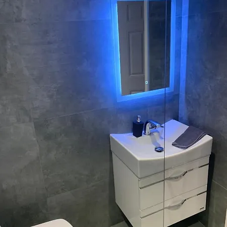 Luxury In Central Newbridge Wifi Holiday home *