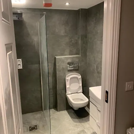 Luxury In Central Newbridge Wifi Holiday home *