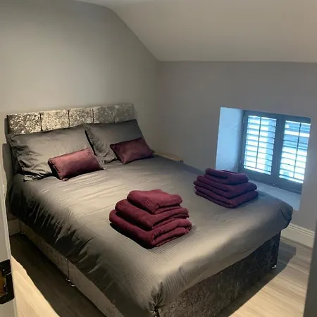 Luxury In Central Newbridge Wifi Holiday home *